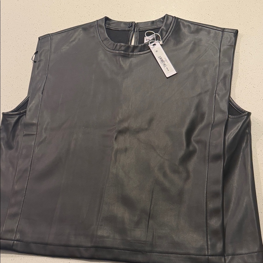 Black Sleeveless Muscle Tee